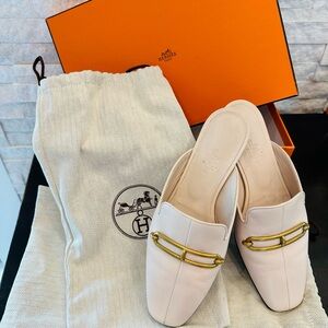 Hermès Esmee Slip on. Hardly used. Complete with box and cloth bag.